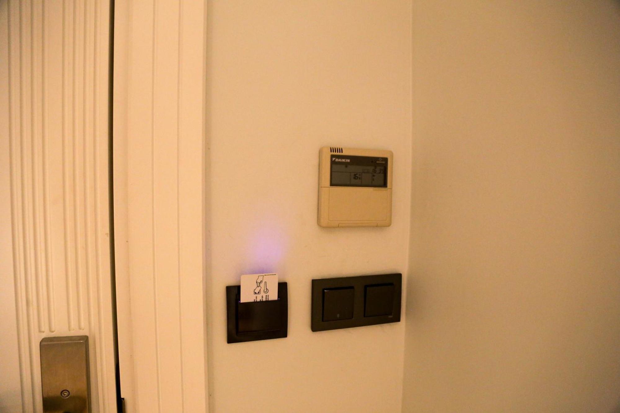 Axu Airport Hotel Arnavutkoy Exterior photo A Honeywell Home Thermostat