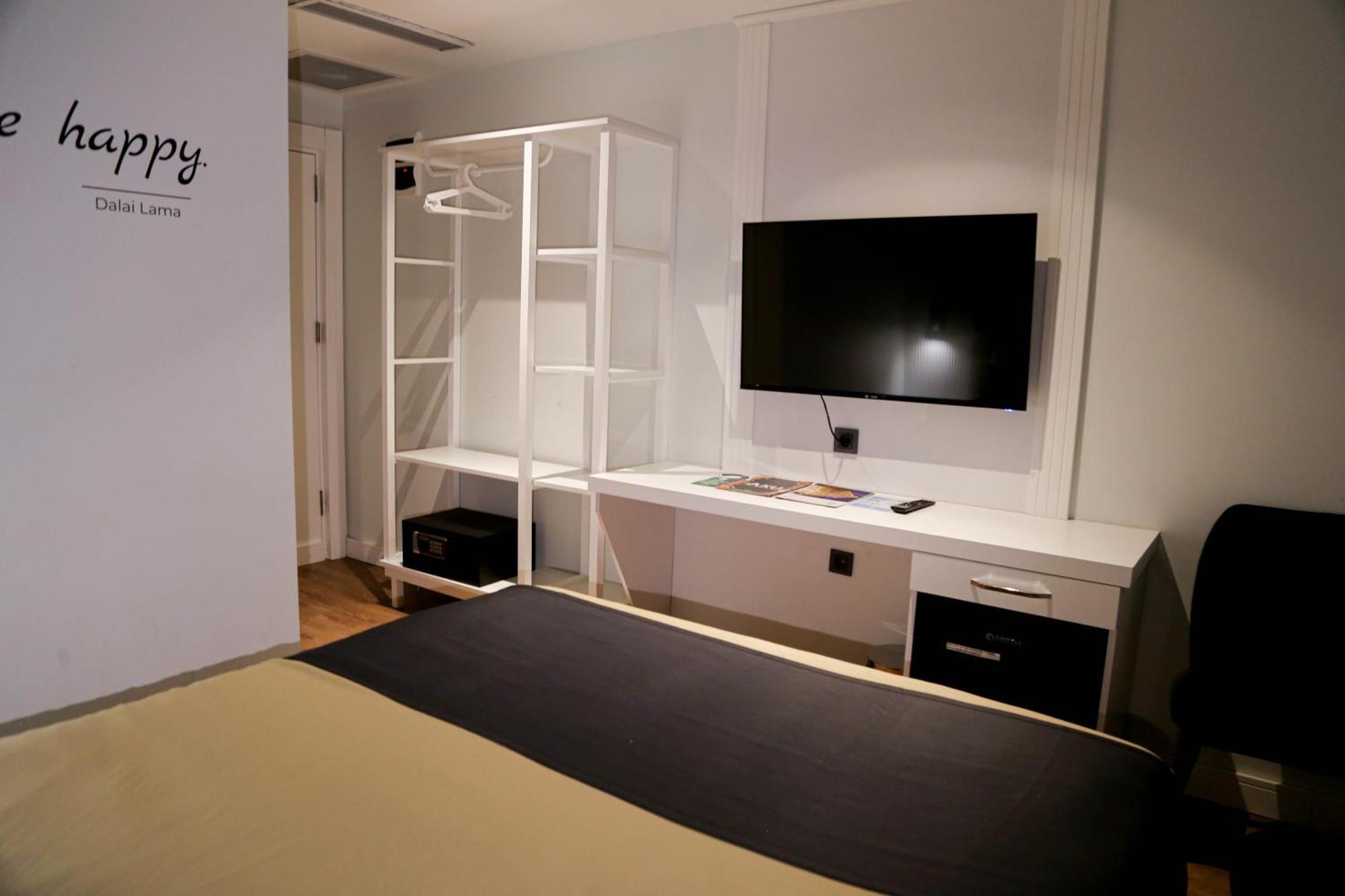 Axu Airport Hotel Arnavutkoy Exterior photo A room at the hotel
